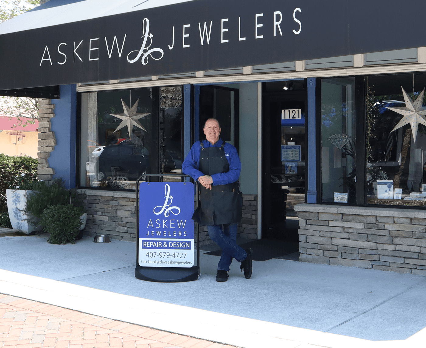 A picture of Dave Askew outside Askew Jewelers
